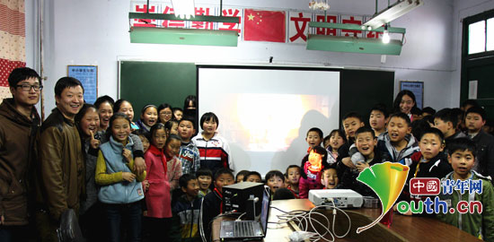 88858cc永利官网研究生支教团组织学生寓目影戏《超能陆战队》。。。