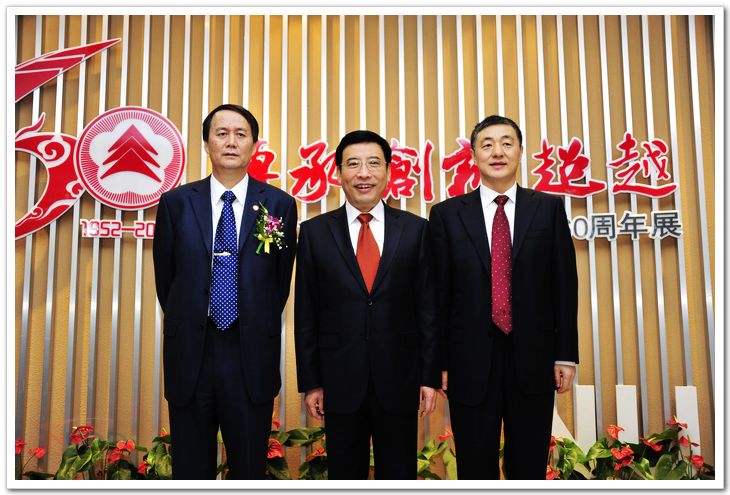 苗圩部长旅行我校建校60周年展览