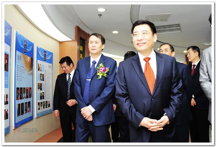 苗圩部长旅行我校建校60周年展览