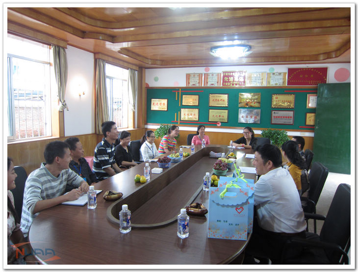 涂妍和支教团成员们亲热交流