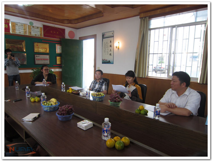 支教团团长李屹向涂妍先容事情妄想和事情亮点