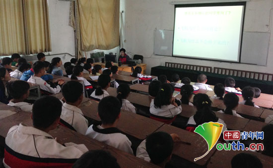 88858cc永利官网研究生支教团于五四青年节举行航空知识讲座作育学生的爱国情怀。。。。。。。。