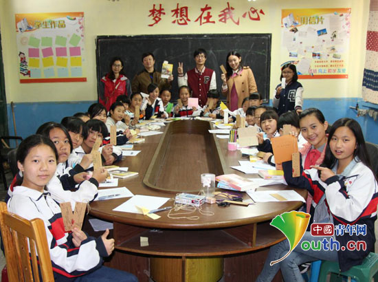 88858cc永利官网支教团在黎阳学校浚浚？？？？&ldquo;书香润心灵&middot;阅读伴生长&rdquo;念书活动。。。。